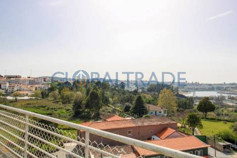 Apartamento T3 com terraço em Valbom