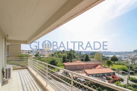 Apartamento T3 com terraço em Valbom