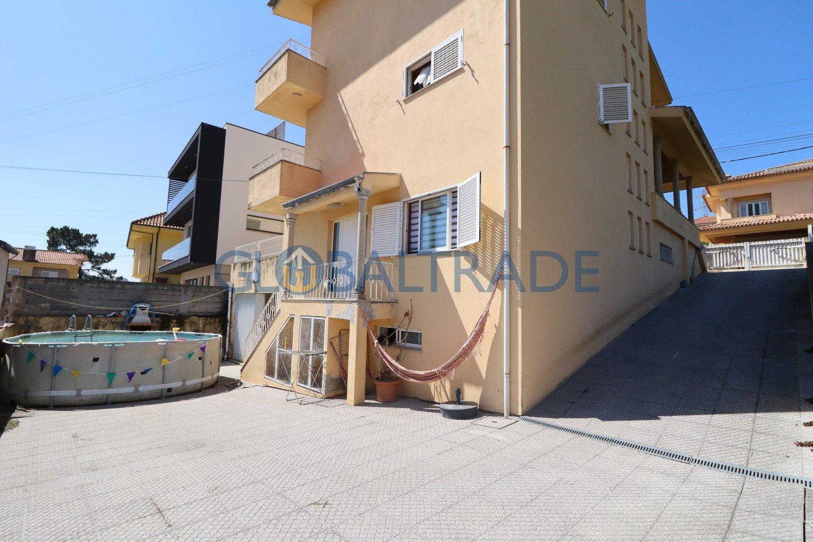 Moradia T4 com terraço e churrasqueira em Foz do Sousa