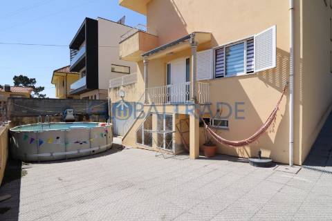 Moradia T4 com terraço e churrasqueira em Foz do Sousa