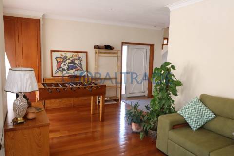 Moradia T4 com terraço e churrasqueira em Foz do Sousa