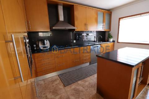 Moradia T4 com terraço e churrasqueira em Foz do Sousa