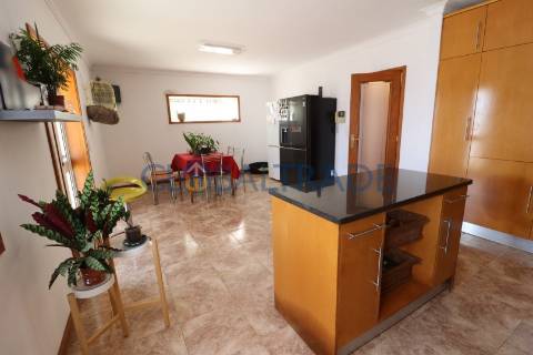 Moradia T4 com terraço e churrasqueira em Foz do Sousa