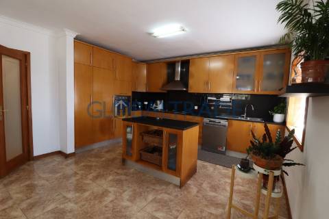 Moradia T4 com terraço e churrasqueira em Foz do Sousa