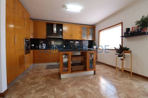 Moradia T4 com terraço e churrasqueira em Foz do Sousa