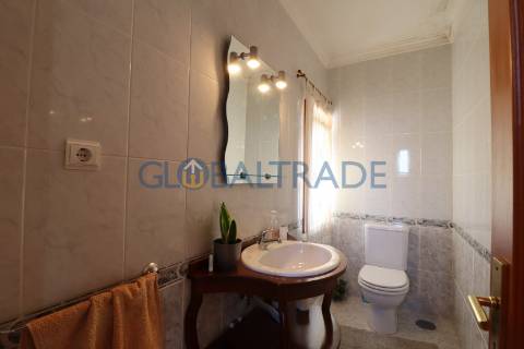 Moradia T4 com terraço e churrasqueira em Foz do Sousa