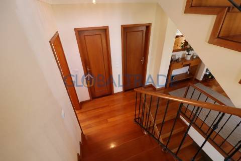 Moradia T4 com terraço e churrasqueira em Foz do Sousa