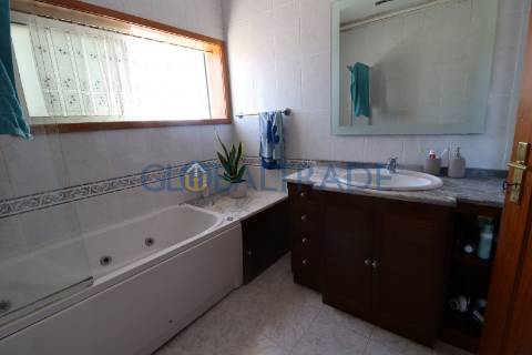 Moradia T4 com terraço e churrasqueira em Foz do Sousa