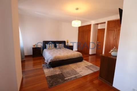 Moradia T4 com terraço e churrasqueira em Foz do Sousa