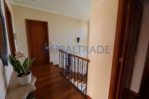 Moradia T4 com terraço e churrasqueira em Foz do Sousa