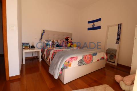 Moradia T4 com terraço e churrasqueira em Foz do Sousa