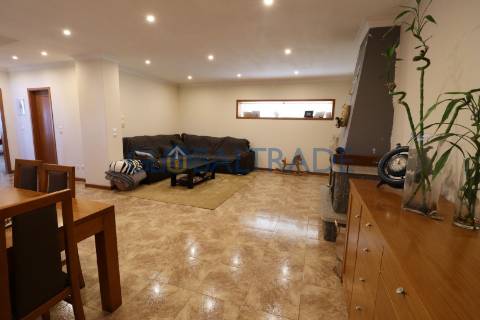 Moradia T4 com terraço e churrasqueira em Foz do Sousa