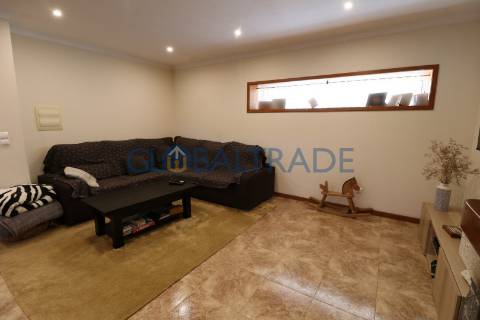 Moradia T4 com terraço e churrasqueira em Foz do Sousa