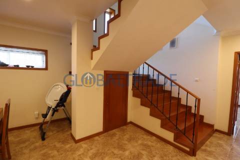 Moradia T4 com terraço e churrasqueira em Foz do Sousa