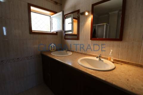 Moradia T4 com terraço e churrasqueira em Foz do Sousa