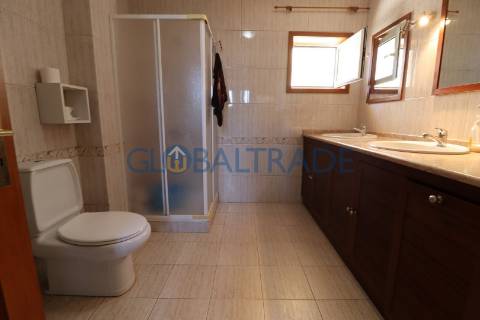 Moradia T4 com terraço e churrasqueira em Foz do Sousa