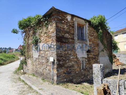 Moradia para reabilitar junto ao Rio Sousa