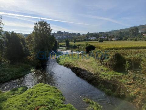 Moradia para reabilitar junto ao Rio Sousa