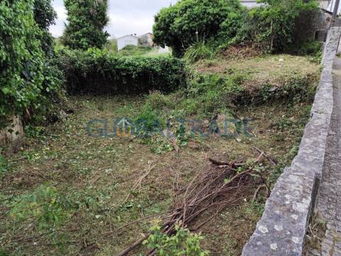 Moradia para reabilitar junto ao Rio Sousa