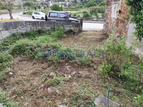 Moradia para reabilitar junto ao Rio Sousa