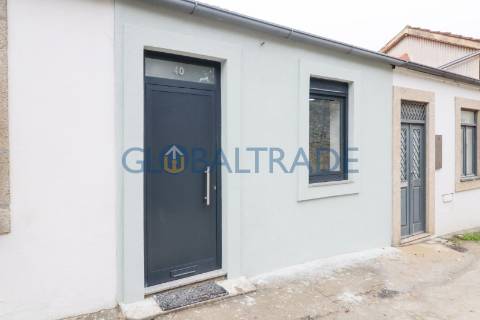 Moradia Térrea T1 Renovada e Mobilada no Porto