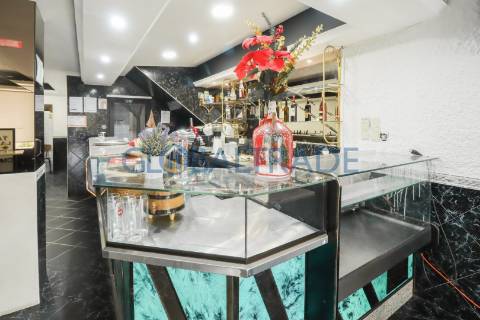 Café/Snack-Bar totalmente equipado junto à Estrada D. Miguel