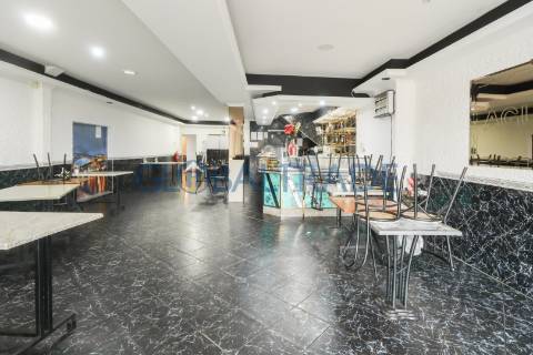 Café/Snack-Bar totalmente equipado junto à Estrada D. Miguel