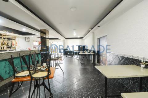 Café/Snack-Bar totalmente equipado junto à Estrada D. Miguel