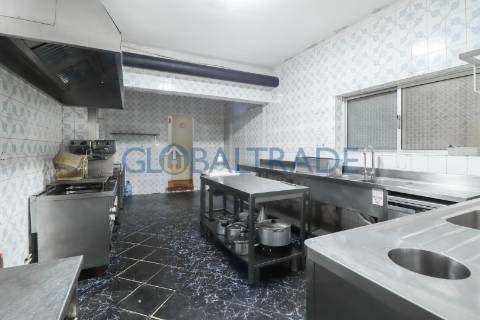 Café/Snack-Bar totalmente equipado junto à Estrada D. Miguel