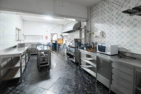 Café/Snack-Bar totalmente equipado junto à Estrada D. Miguel