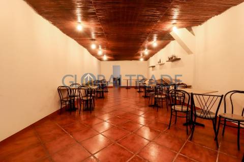 Café/Snack-Bar totalmente equipado junto à Estrada D. Miguel