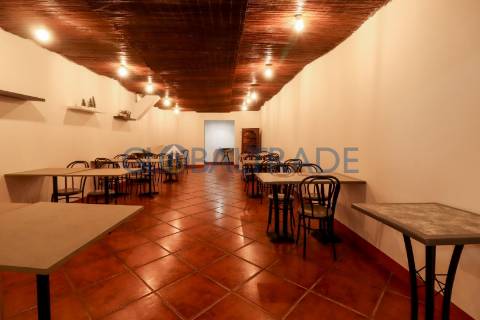 Café/Snack-Bar totalmente equipado junto à Estrada D. Miguel