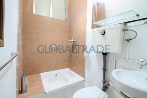 Café/Snack-Bar totalmente equipado junto à Estrada D. Miguel