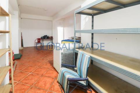 Café/Snack-Bar totalmente equipado junto à Estrada D. Miguel