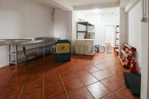 Café/Snack-Bar totalmente equipado junto à Estrada D. Miguel