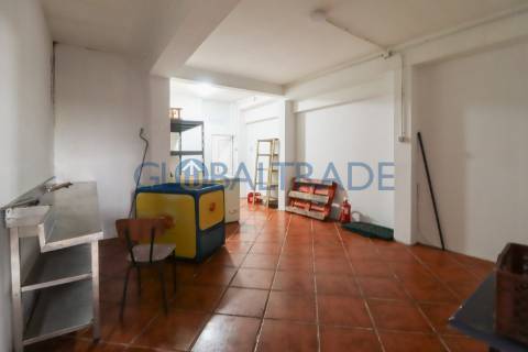 Café/Snack-Bar totalmente equipado junto à Estrada D. Miguel