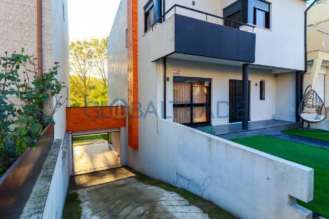 Moradia T3    -   Com Habitação T0 RC