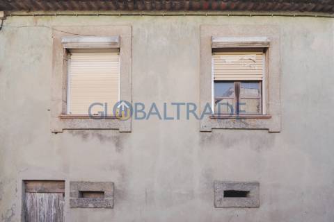 Moradia T3 para recuperar em Baguim do Monte