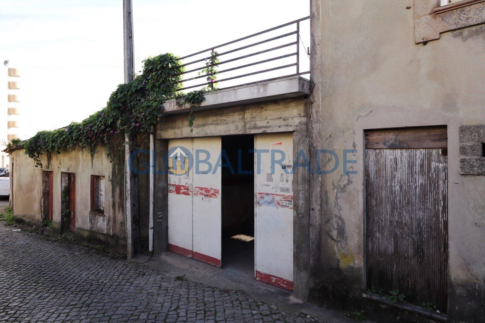 Moradia T3 para recuperar em Baguim do Monte