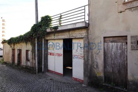 Moradia T3 para recuperar em Baguim do Monte