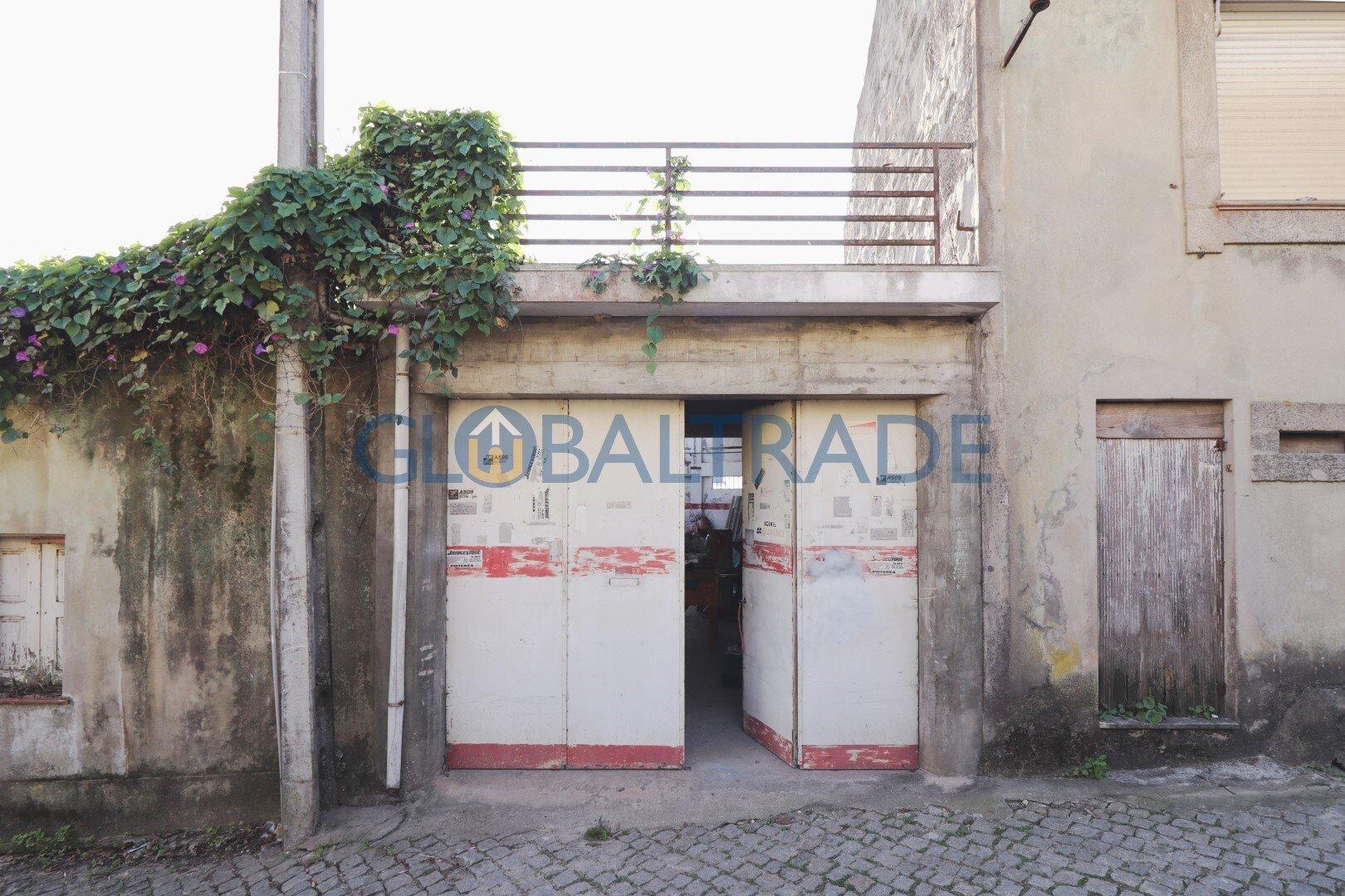 Moradia T3 para recuperar em Baguim do Monte