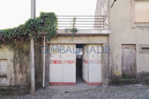 Moradia T3 para recuperar em Baguim do Monte