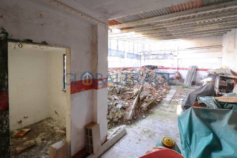 Moradia T3 para recuperar em Baguim do Monte