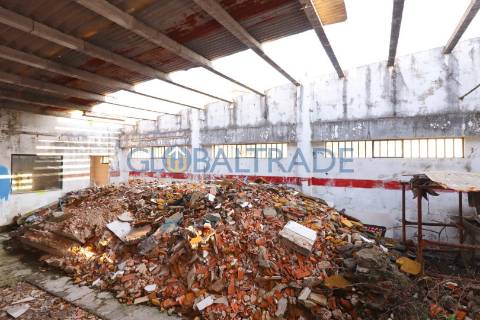 Moradia T3 para recuperar em Baguim do Monte