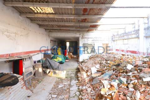 Moradia T3 para recuperar em Baguim do Monte