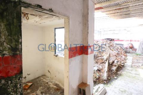 Moradia T3 para recuperar em Baguim do Monte