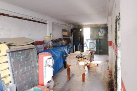 Moradia T3 para recuperar em Baguim do Monte