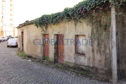 Moradia T3 para recuperar em Baguim do Monte