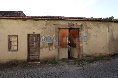 Moradia T3 para recuperar em Baguim do Monte