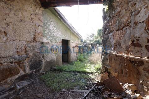 Moradia T3 para recuperar em Baguim do Monte